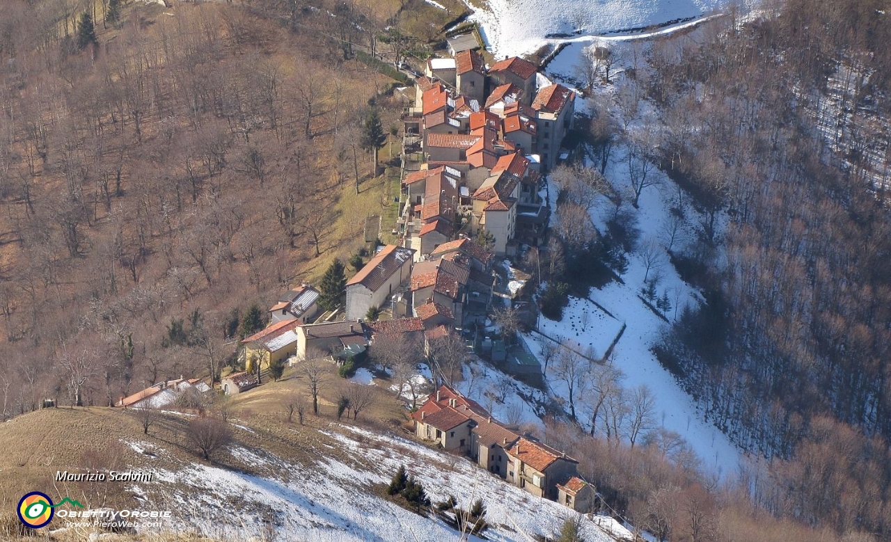 22 Ecco sotto di noi Colle di Sogno, prossima tappa....JPG
